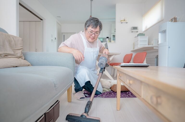 ハウスクリーニングする男性