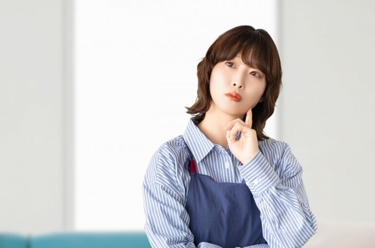 悩む女性