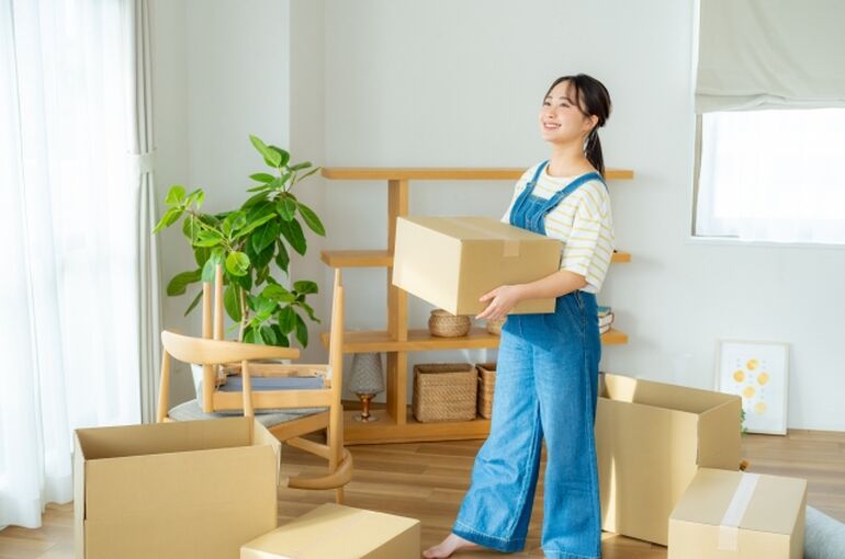 引っ越しする女性