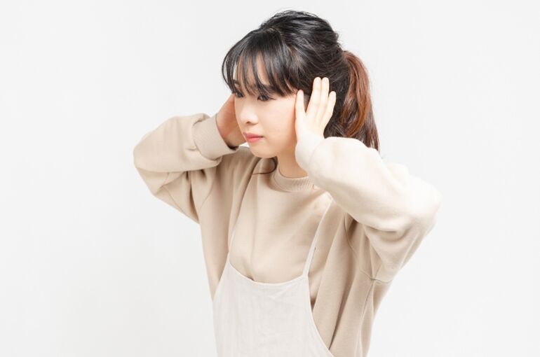 耳を塞ぐ